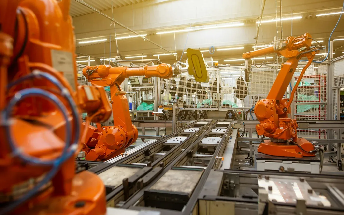 Các cánh tay robot vận hành trong một dây chuyền sản xuất